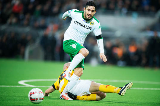 Hammarbys Pablo Pinones-Arce tar sig förbi Jönköpings Viktor Rönneklev