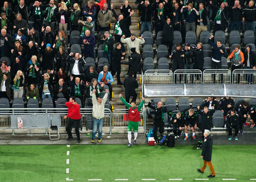 Jubel på Hammarbys bänk vid 2-0-målet