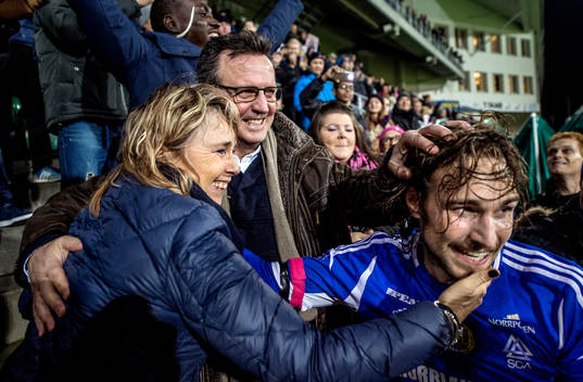 Sundsvalls Kevin Walker gratuleras