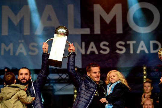 Malmö FFs Guillermo Molins och Markus Rosenberg firar SM-guld den 2 november 2014 på Stortorget i Malmö.