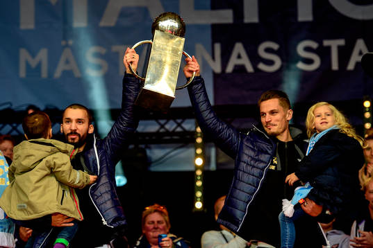 Malmö FFs Guillermo Molins och Markus Rosenberg firar SM-guld den 2 november 2014 på Stortorget i Malmö.