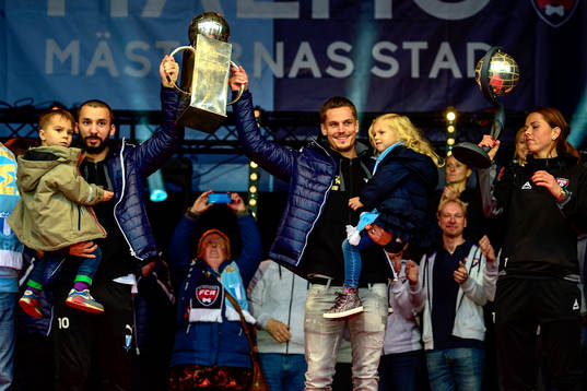 Malmö FFs Guillermo Molins och Markus Rosenberg och Rosengårds Sara Björk Gunnarsdottir firar SM-guld den 2 november 2014 på Stortorget i Malmö.