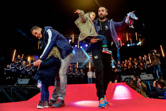 Malmö FFs Guillermo Molins och Markus Rosenberg firar SM-guld den 2 november 2014 på Stortorget i Malmö.