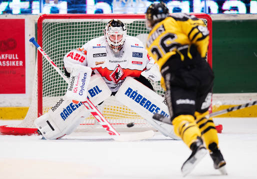 Karlskronas målvakt Patrick Galbraith motar ett skott