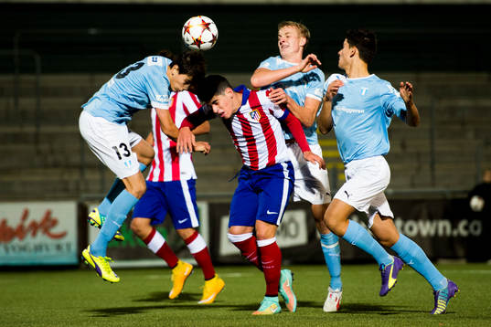 Malmö FFs Dennis Hadzikadunic och Franz Brorsson i kamp med Atlético Madrids Antonio Montoro