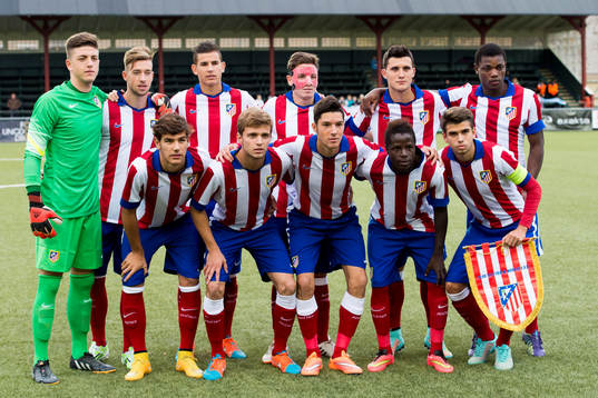 Atlético Madrids spelare ställer upp för en lagbild
