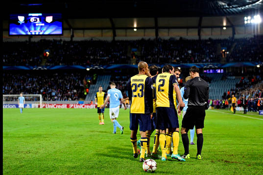 Atletico Madrids Miranda och Diego Godin framme och pratar med domare Mark Clattenburg