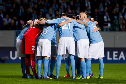 s spelare samlas i en ring inför fotbollsmatchen i Champions League mellan Malmö FF och Atlético Madrid den 4 november 2014 i Malmö. 