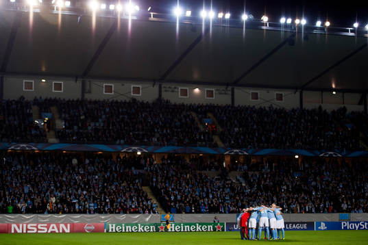 s spelare samlas i en ring inför fotbollsmatchen i Champions League mellan Malmö FF och Atlético Madrid den 4 november 2014 i Malmö. 