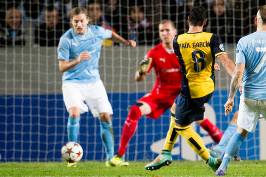 Atletico Madrids Raul Garcia skjuter in 0-2