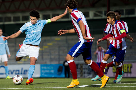 Malmö FFs Deniz Hummet laddar för skott