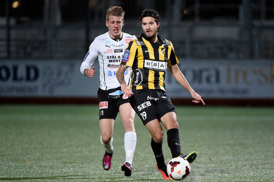 Mjällbys Joel Enarsson och Häckens Leonard Zuta