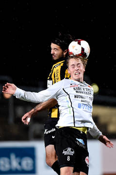 Häckens Leonard Zuta och Mjällbys Robin Strömberg