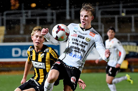 Häckens Joel Andersson och Mjällbys Erik Björkander