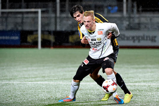 Mjällbys Mattias Håkansson och Häckens Egzon Binaku