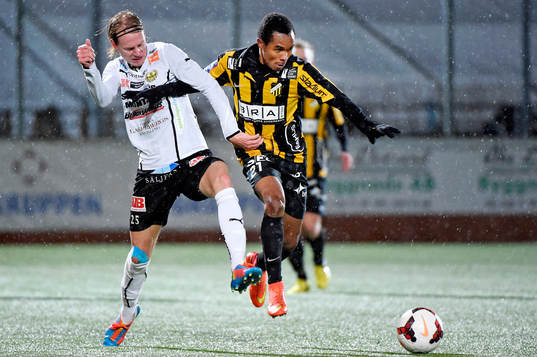 Mjällbys Anton Dahlström och Häckens Nasiru Mohammed