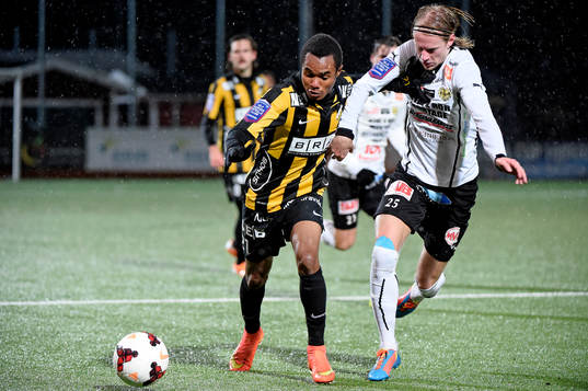 Häckens Nasiru Mohammed och Mjällbys Anton Dahlström