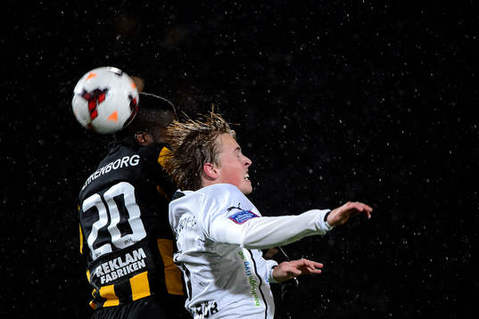 Häckens Ronald Mukiibi i nickduell med Mjällbys Robin