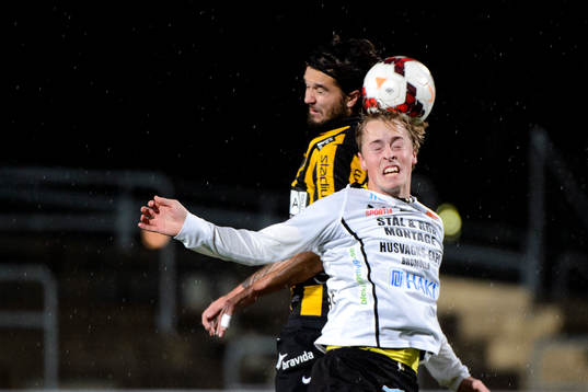 Häckens Leonard Zuta i nickduell med Mjällbys Robin