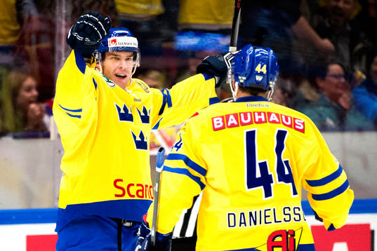 Sveriges Patrik Hersley och Nicklas Danielsson jublar
