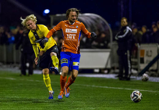 Frejs Hampus Jönsson försöker stoppa Östers Patrik Bojent