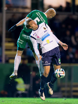 Gefles Johan Oremo vinner bollen i kamp med Ljungskiles Petter Björlund