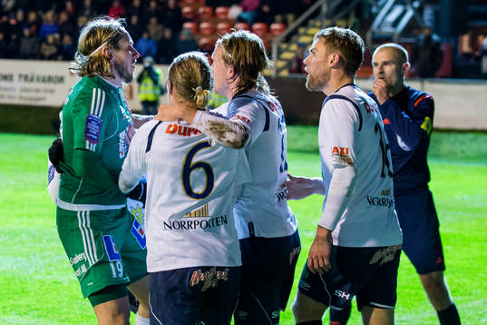 Stökigt mellan Ljungskiles David Johannesson och Gefles David Fällman efter situation i Gefles straffområde