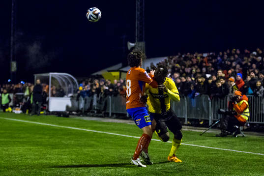 Östers Tibor Joza försöker stoppa Frejs Sam Johnson som klackar bollen över honom
