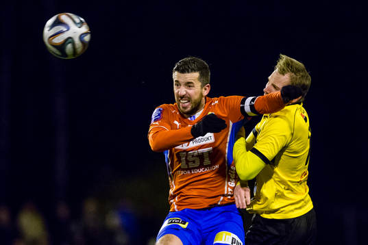 Östers Denis Velic i en nickduell med Frejs Richard Spong