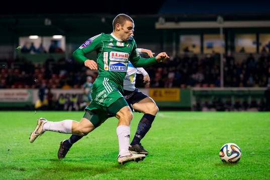 Ljungskiles James Sinclair i kamp med Gefles Jonas Lantto