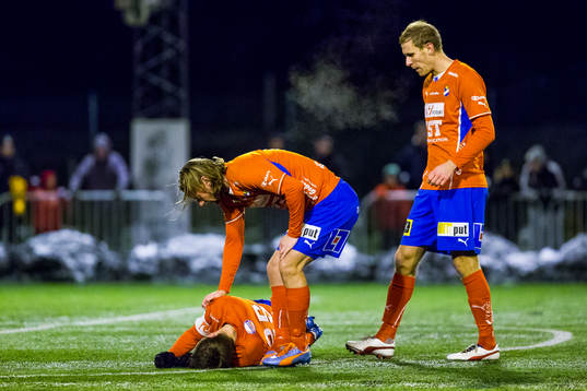 Östers Johan Andersson ligger skadad och Patrik Bojent och Mario Vasilj är framme och kontrollerar hur han mår