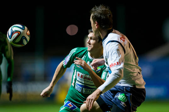 Ljungskiles Hannes Stiller i kamp med Gefles Jens Portin
