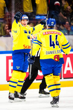 Sveriges Patrik Hersley och Nicklas Danielsson jublar