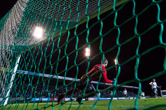 Gefles Johan Oremo skjuter in kvitteringen till 1-1 på straff bakom Ljungskiles målvakt Alex Horwath