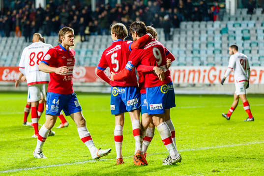 Örgrytes George Mourad gratuleras efter 1-1 målet