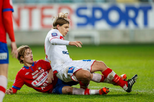 Örgrytes Jakob Lindström glidtacklar Assyriskas Fredrik Holster