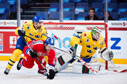 Sveriges Daniel Rahimi trycker till Tjeckiens Petr Pohl