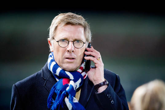 Rosengårds vd Klas Tjebbes pratar i telefon