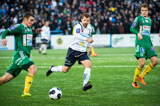 Ljungskiles  James Sinclair  och Jakob Olsson i kamp med Gefles Jonas Lantto