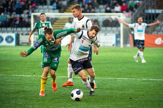 Ljungskiles  Jonas Lindberg  och Gefles Skuli Jon Fridgeirsson i en duell om bollen