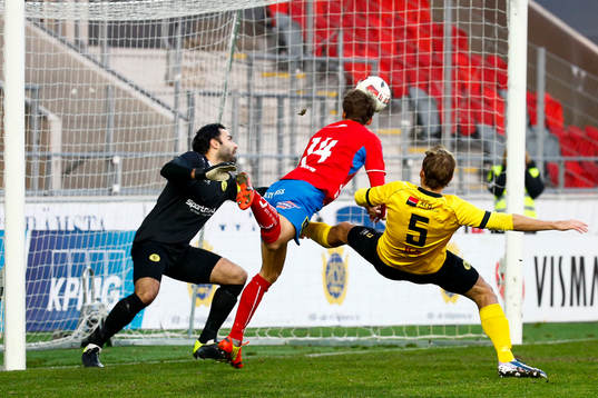 Östers Alexander Henningsson nickar in 1-0 i kamp med Frejs Joel Riddez