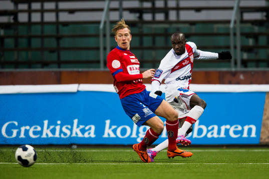 Örgrytes Robin Ingvarsson ser på medan Assyriskas Aziz Corr Nyang gör ett inlägg