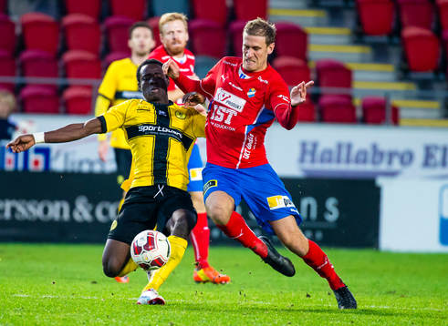 Frejs Sam Johnson i kamp med Östers Mario Vasilj
