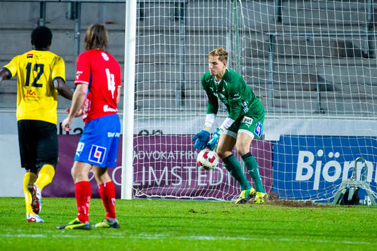 Östers målvakt Alexander Nadj tappar in en boll till 2-2 målet