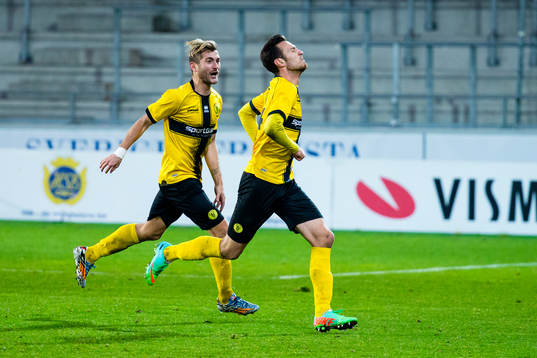 Frejs Sasa Plavsic och Christophe Lallet firar efter 2-2 målet