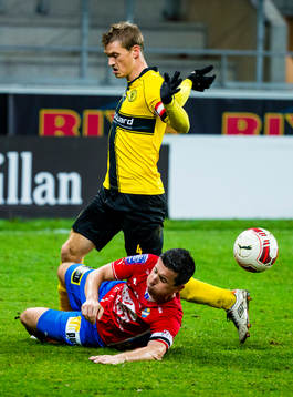 Frejs Jonatan Lundevall i kamp med Östers Denis Velic