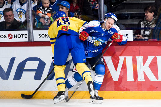 Sveriges Daniel Rahimi tacklar Finlands Ville Lajunen