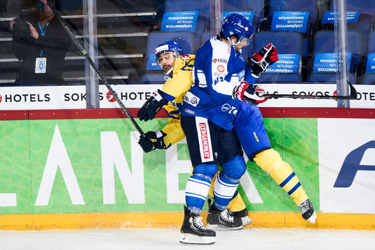 Sveriges Daniel Rahimi och Finlands Oskar Osala