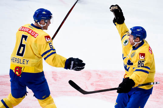 Sveriges Linus Klasen (th) jublar