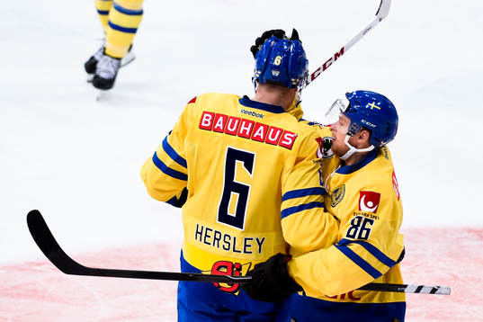 Sveriges Linus Klasen (th) jublar